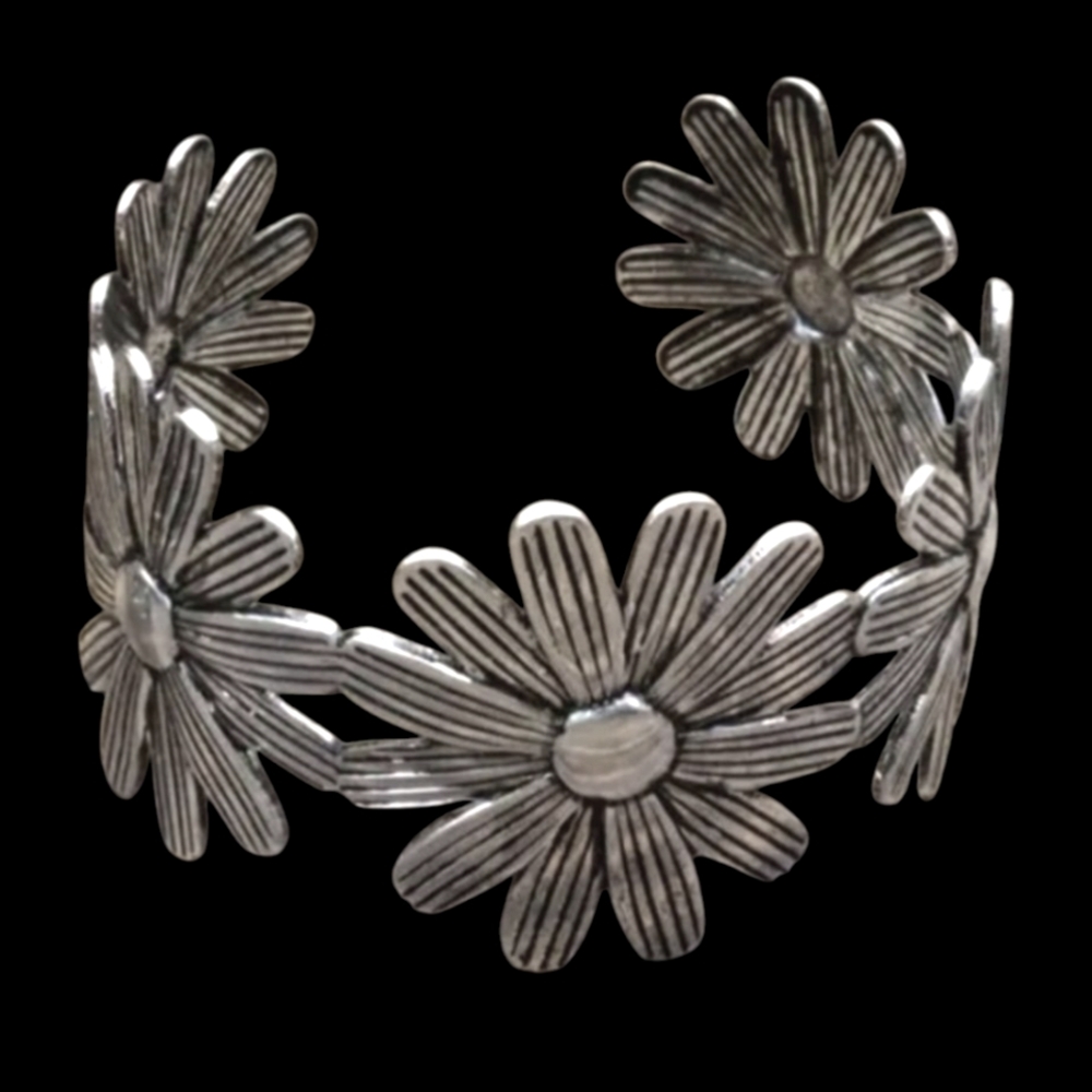 Boho Daisy  Flower Cuff Bracelet Brand New Item